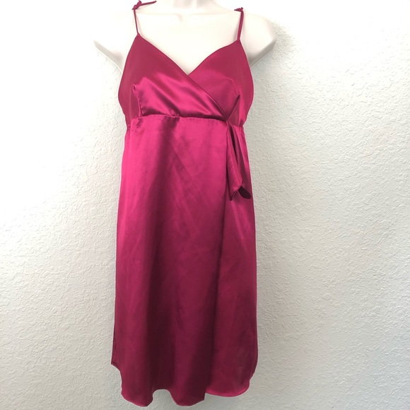 Cinema Red silky night gown - Picture 6 of 8